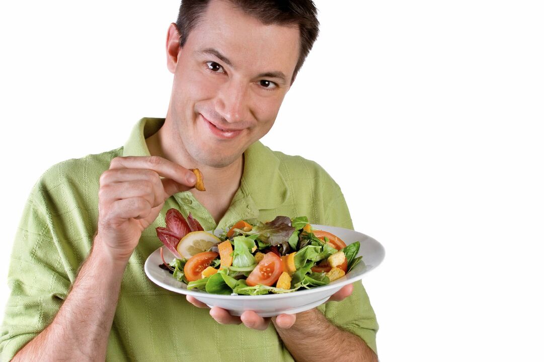 კაცი ჭამს ბოსტნეულის სალათს პოტენციისთვის